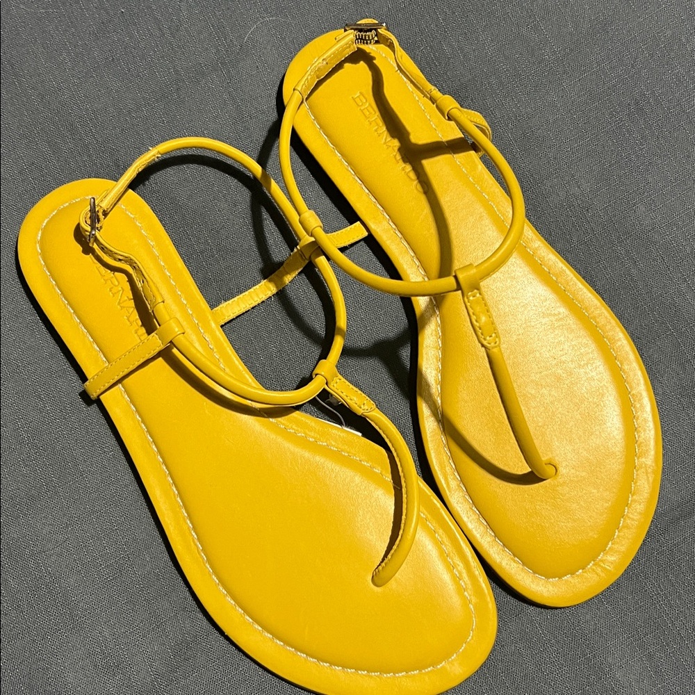 NWOT Bernardo Hercu T Strap Sandal in Daisy - Picture 6 of 7